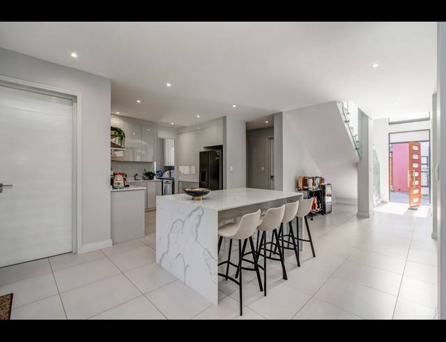3 BEDROOM TOWNHOUSE FOR SALE IN SANDOWN